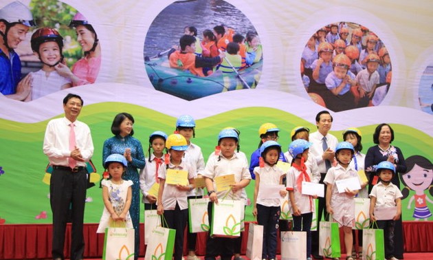 2016年国家为了儿童行动月启动仪式在广宁省举行