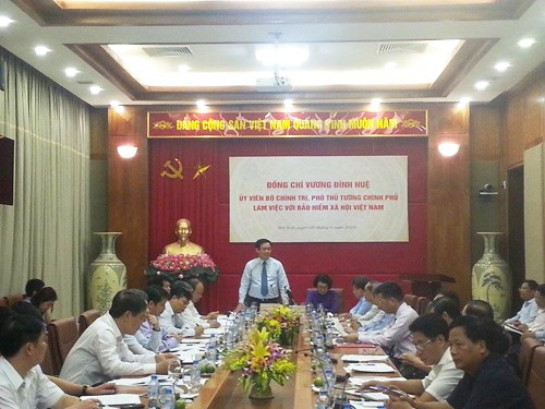 越南政府副总理王庭惠与越南社会保险总公司座谈