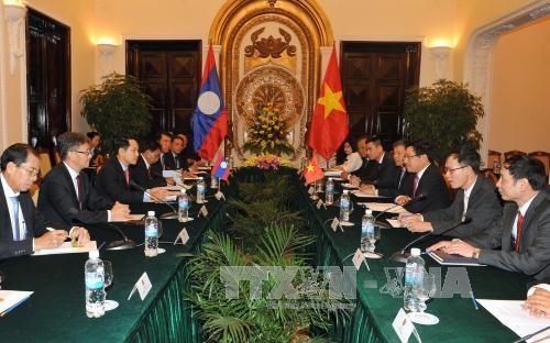 范平明同老挝外交部长沙伦赛•贡玛希举行会谈