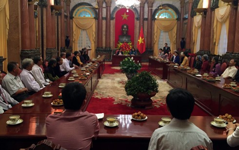 越南国家副主席邓氏玉盛会见广南省代表团