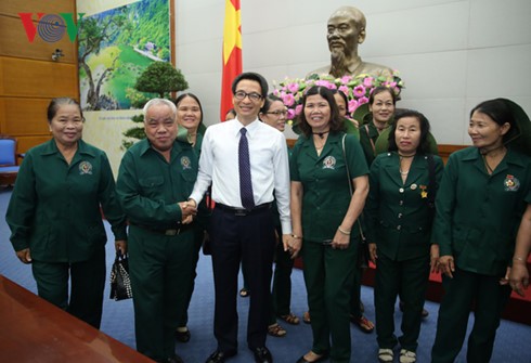 越南政府副总理武德担会见广南省三岐市老青年突击队员代表团