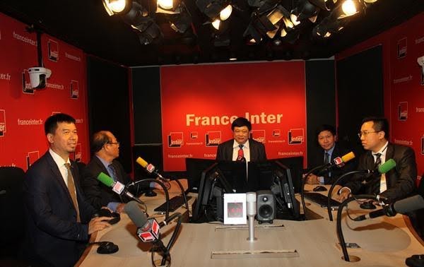 越南之声广播电台与法国广播电台签署合作协议