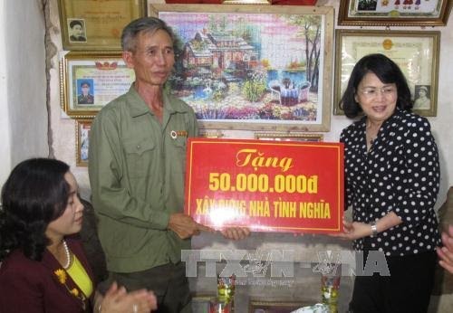 越南国家副主席邓氏玉盛向宁平省橙剂受害者赠送礼物 