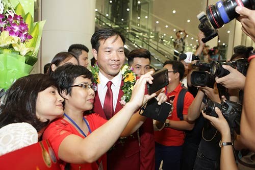 越南体育部门举行仪式欢迎奥运首金英雄黄春荣