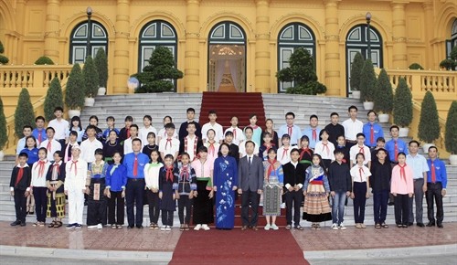 越南国家副主席邓氏玉盛会见老街省优秀少数民族青少年代表团
