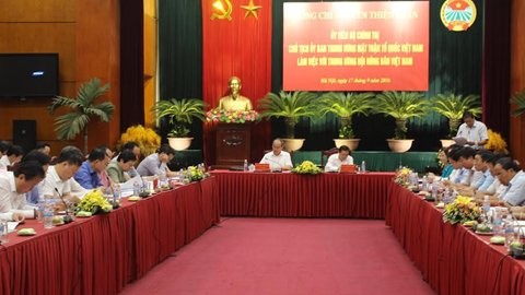 越南祖阵中央委员会主席阮善仁与越南农民协会举行工作座谈会