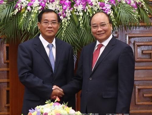 越南政府总理阮春福会见老挝计划投资部长苏潘•乔米赛