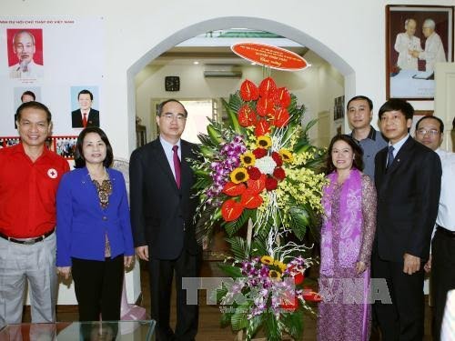 越南祖国阵线中央委员会主席阮善仁祝贺越南红十字会成立七十周年