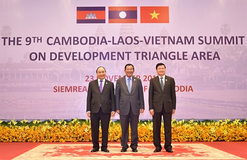 柬老越三国总理举行记者会通报柬老越发展三角区第九届峰会结果