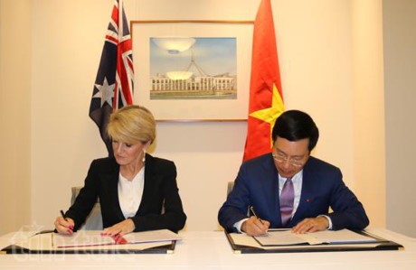 越南政府副总理兼外长范平明与澳大利亚外长毕晓普举行会谈