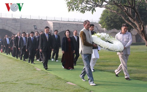 越南国会主席阮氏金银向印度圣雄甘地纪念台敬献花圈