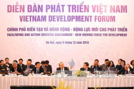 阮春福：越南将努力改善投资营商环境和提高竞争力