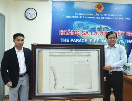 岘港市黄沙岛县接收一位海外侨胞捐赠的一张珍贵黄沙地图