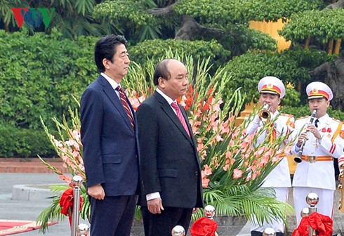 日本首相安倍晋三及夫人圆满结束对越南的正式访问