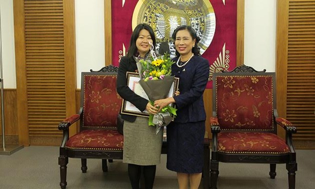 越南内务部向联合国人口基金会驻越副首席代表馁肯授予纪念章