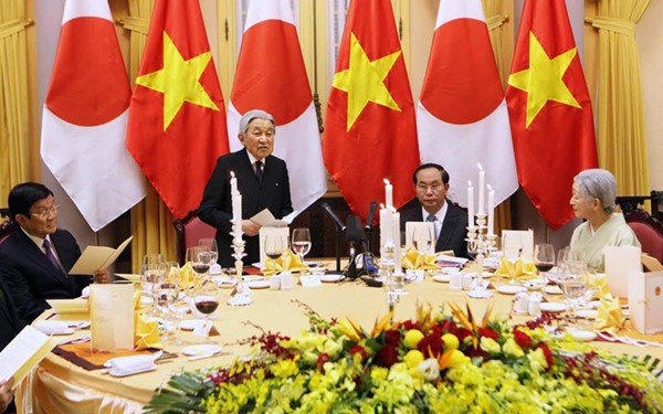 越南国家主席陈大光与夫人设宴款待来访的日本天皇及皇后