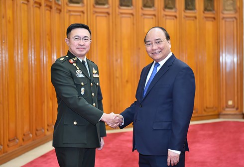 阮春福会见泰国皇家军队总司令素拉蓬·素瓦纳阿德