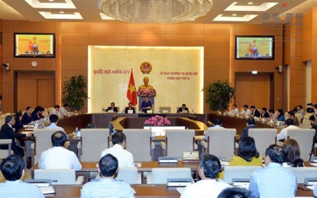 越南第14届国会常委会第9次会议对两位部长进行质询