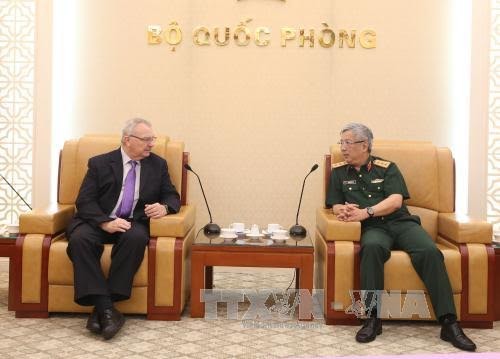 越南国防部副部长阮志咏会见美国东盟商务理事会高级副主席米夏拉克