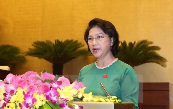 越南国会主席阮氏金银会见槟椥省英雄母亲代表团