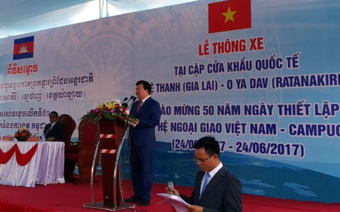 连接越南与柬埔寨两个国际口岸的公路正式通车