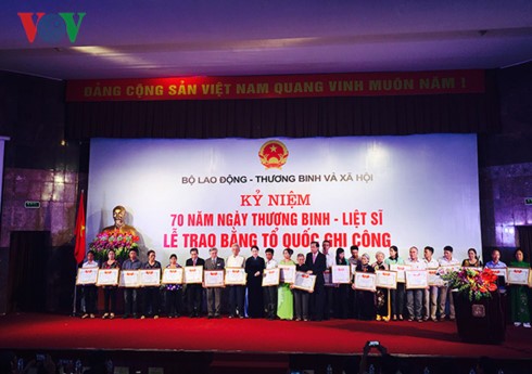 越南举行多项艺术活动纪念荣军烈士节七十周年