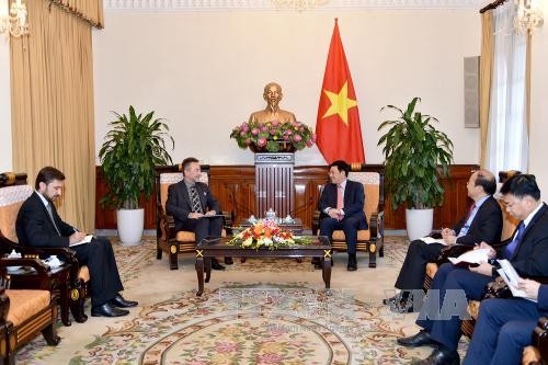 越南政府副总理兼外长范平明会见捷克驻越大使格雷普尔