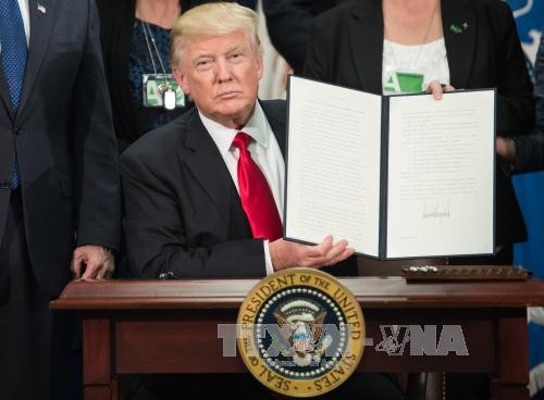美国总统特朗普签署对俄罗斯、伊朗和朝鲜三国制裁法案