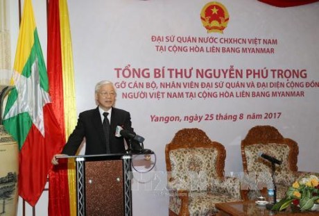 阮富仲探望越南驻缅甸大使馆  会见旅缅越南人