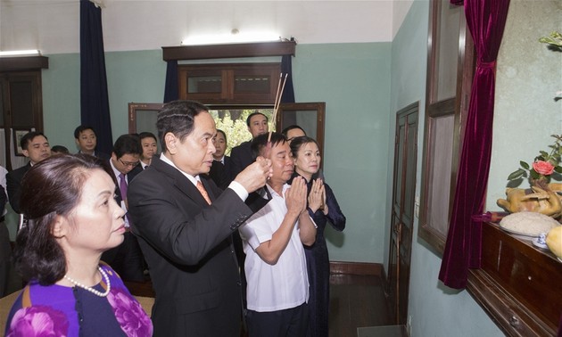 越南祖国阵线中央委员会主席陈清敏上香缅怀胡志明主席