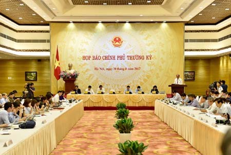 越南政府八月份例行记者会：努力实现全年增长百分之六点七的目标