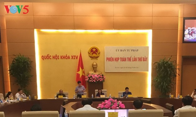 越南国会司法委员会第7次全体会议讨论反腐败问题