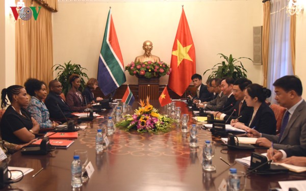 越南政府副总理兼外长范平明与南非外交部长马莎巴尼举行会谈