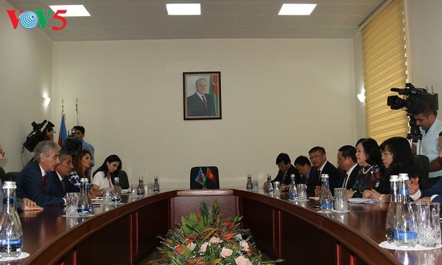 越南与阿塞拜疆两国外长举行会谈