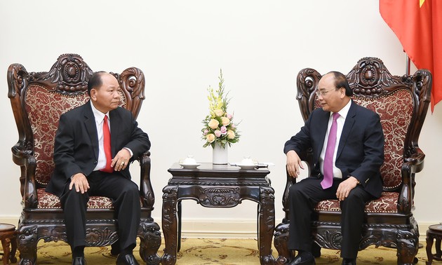 阮春福会见老挝内政部长坎曼