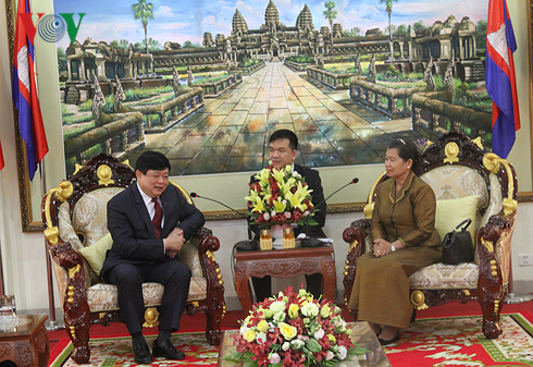 柬埔寨领导人会见本台代表团