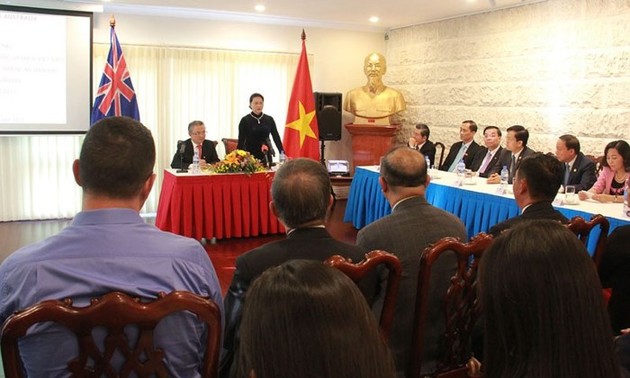 越南国会主席阮氏金看望越南驻澳大利亚大使馆工作人员