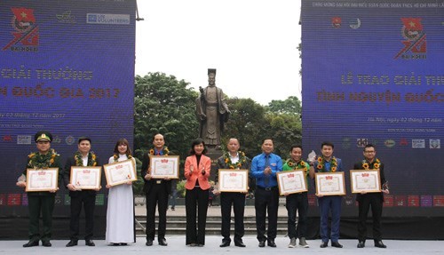 2017年国家志愿者奖颁奖仪式在河内举行