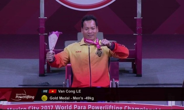 越南残疾人举重运动员黎文公荣获金牌 打破世界纪录