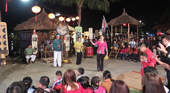 越南首次举行发牌唱曲艺术实况表演活动