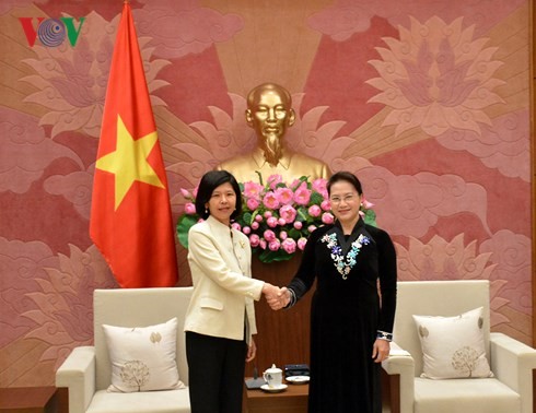越南国会主席阮氏金银分别会见美国和加拿大驻越大使
