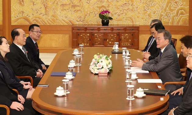 韩国总统文在寅会见朝鲜高级代表团