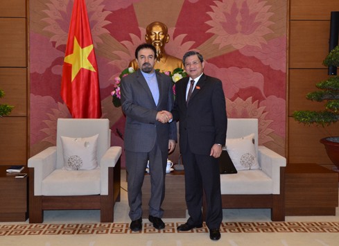 越南国会对外委员会主任阮文饶会见伊朗驻越大使艾迪比