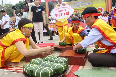 雄王祭祖日  包粽子比赛在胡市举行