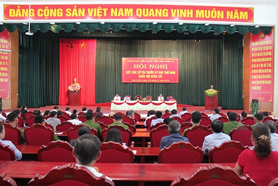 越南国会副主席丛氏放与山萝省木州县选民接触