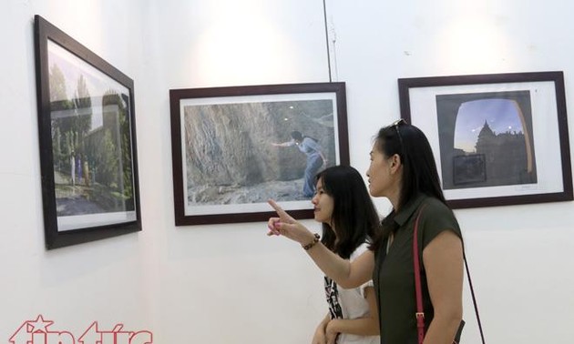 庆祝阿塞拜疆国庆一百周年摄影展在河内举行
