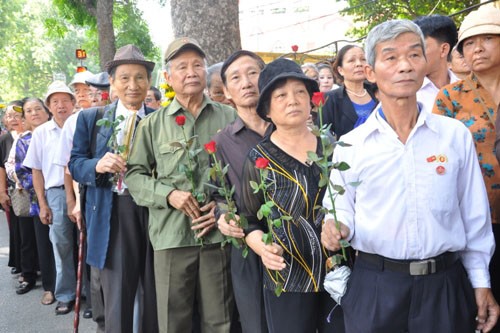 Bewohner kommen um General Vo Nguyen Giap zu Ehren