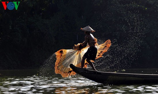 Fischfang im Fluss Nhu Y