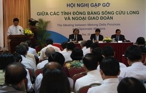 Treffen zwischen diplomatischer Delegation und Provinzbehörden im Mekong-Delta