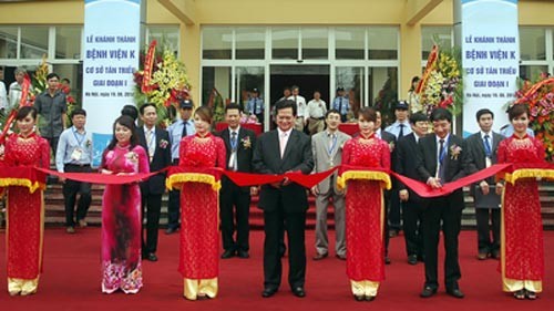 Premier beteiligt sich an der Einweihung eines Krebskrankenhauses in Hanoi